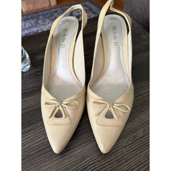 Vintage Michelle D Crème Bow Sling Back Pointed Toe Heels Sz. 9 - Picture 1 of 8